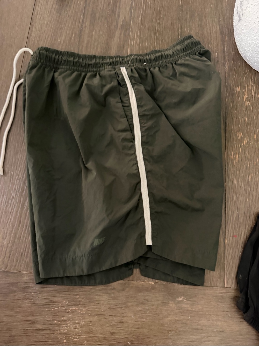Nike sports line men’s unlined repel woven flow track-6.5” shorts- DD7039
